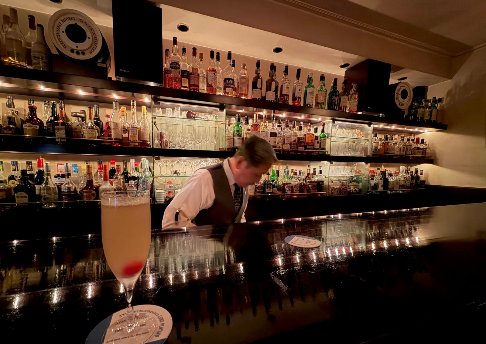 BAR SOMETHIN’ 店内写真